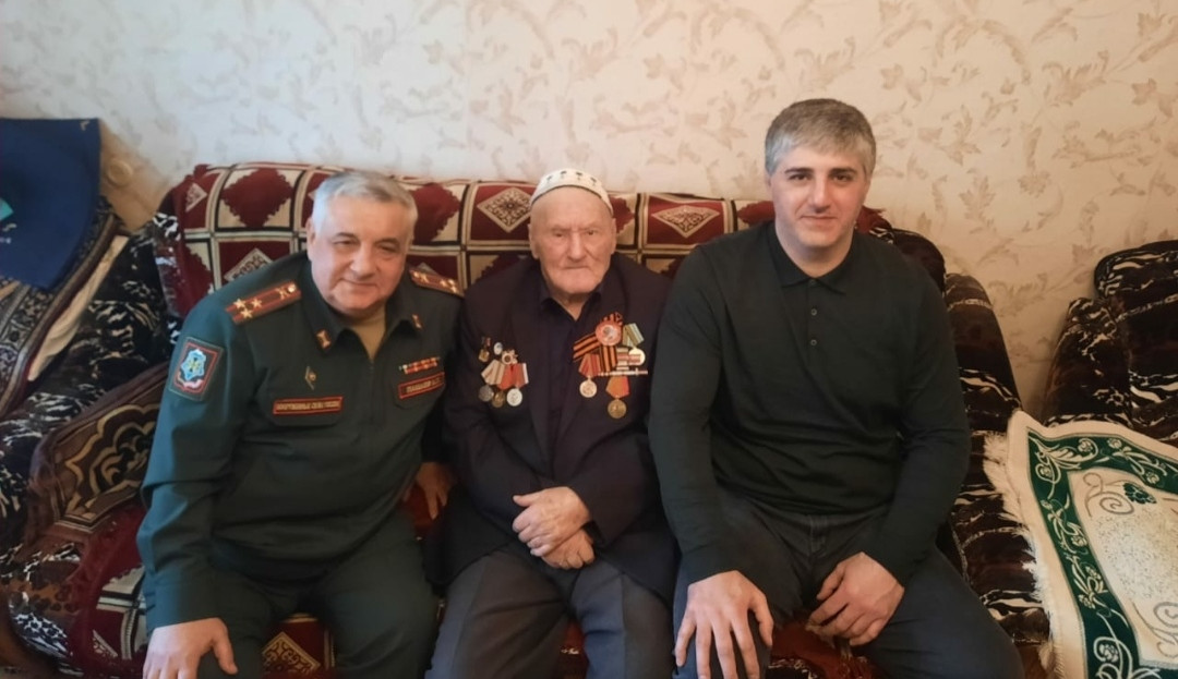 Работники Минтруда РД в Комплексном центре Каспийска посетили сегодня 35 семей военнослужащих и ветерана Великой Отечественной войны